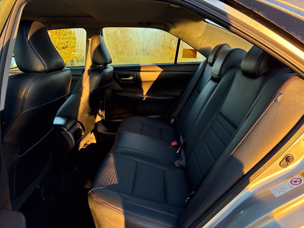 Used 2015 Toyota Camry SE w/ Moonroof Package FWD image 13