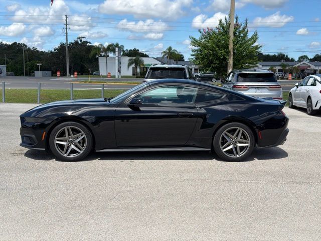 Used 2025 Ford Mustang Coupe RWD image 2