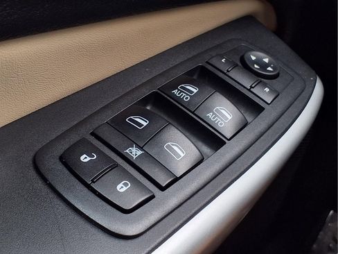 Used 2018 Jeep Cherokee Limited AWD/4WD image 25