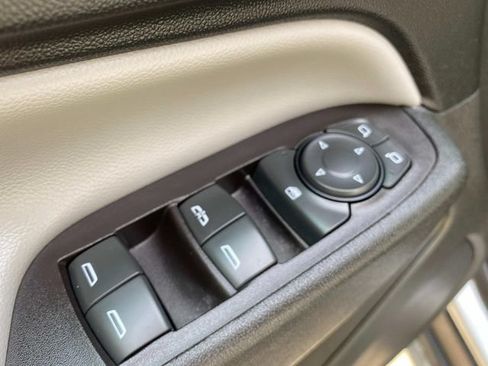Used 2022 Chevrolet Equinox LS w/ LS Convenience Package FWD image 12