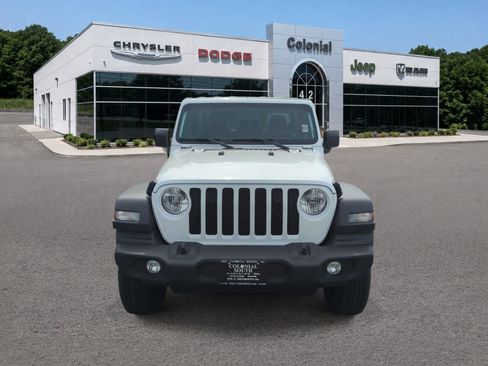 Used 2022 Jeep Gladiator Sport w/ Trailer Tow Package AWD/4WD image 9