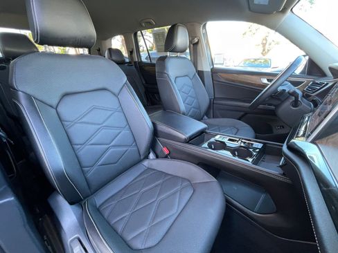 Used 2025 Volkswagen Atlas SE image 37