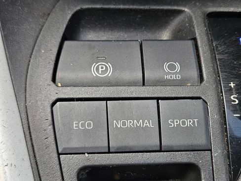 Used 2022 Toyota RAV4 XLE w/ Convenience Package FWD image 23