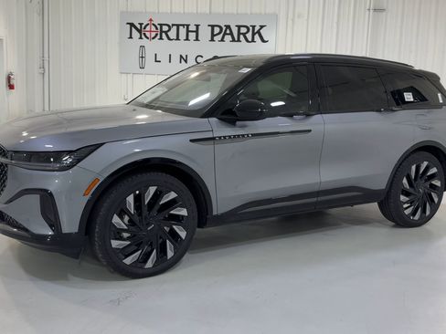 New 2025 Lincoln Nautilus Reserve image 6