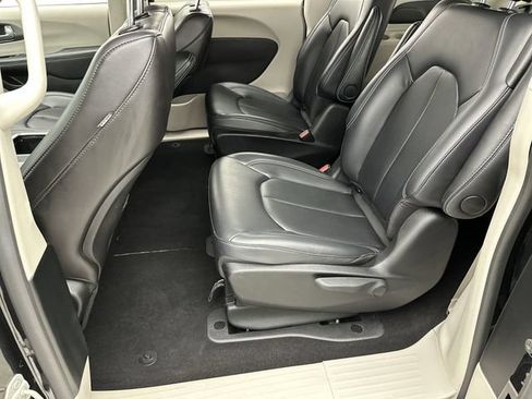 Used 2024 Chrysler Pacifica Limited FWD image 22