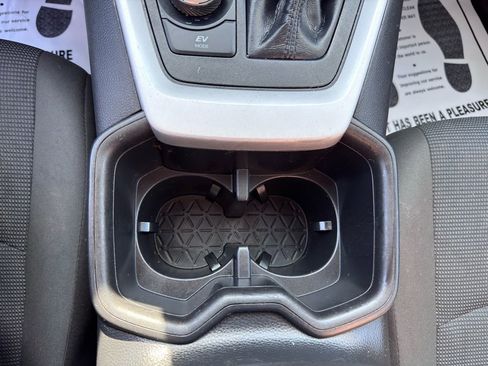Used 2022 Toyota RAV4 LE AWD/4WD image 25