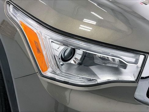 Used 2019 GMC Acadia SLE FWD image 30