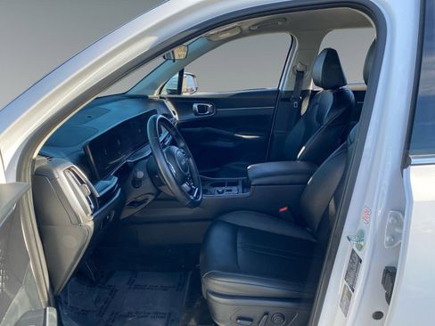Used 2024 Kia Sorento S image 9