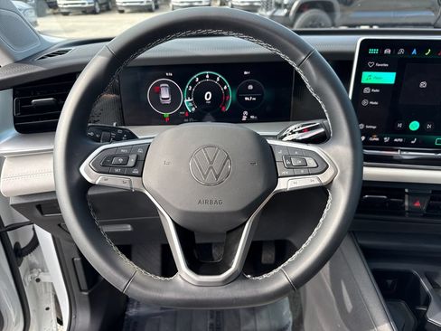 Used 2025 Volkswagen Tiguan SE FWD image 14