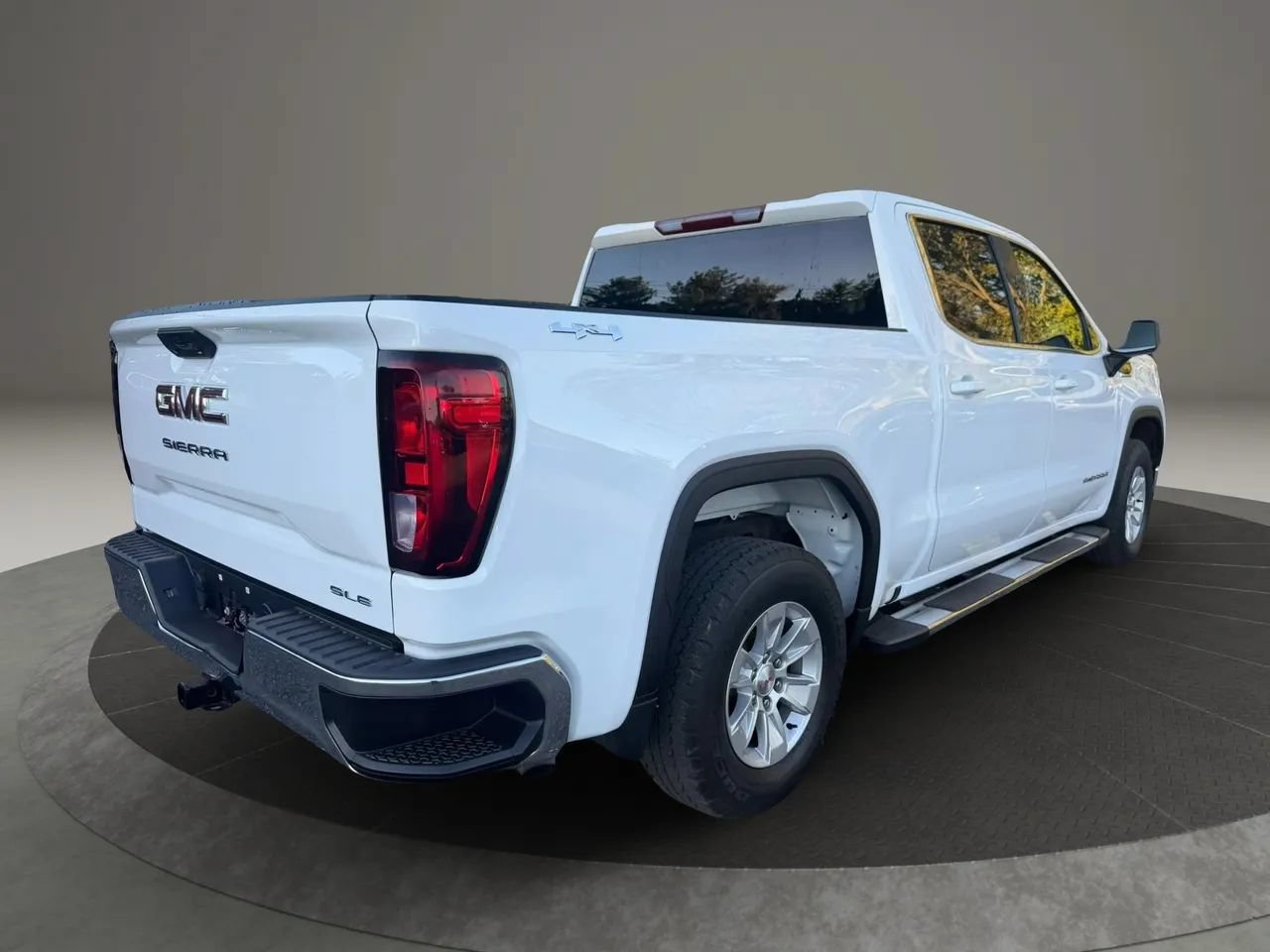 Used 2023 GMC Sierra 1500 SLE w/ Enhanced Capability Package AWD/4WD image 5