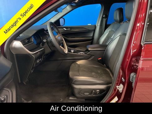 Used 2025 Jeep Grand Cherokee Altitude AWD/4WD image 10