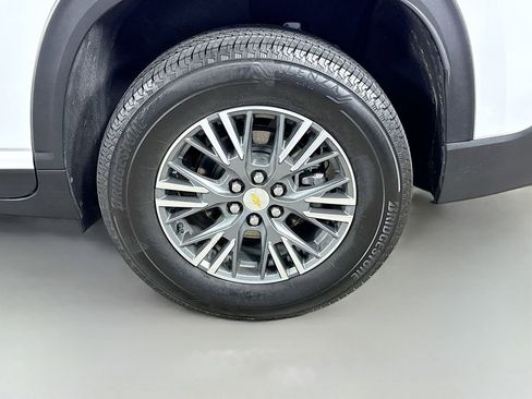 Used 2025 Chevrolet Traverse LT image 32