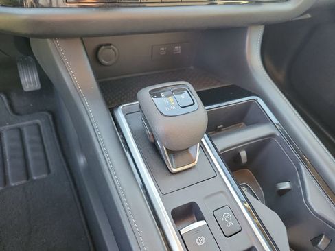 Used 2024 Nissan Pathfinder SV FWD image 25