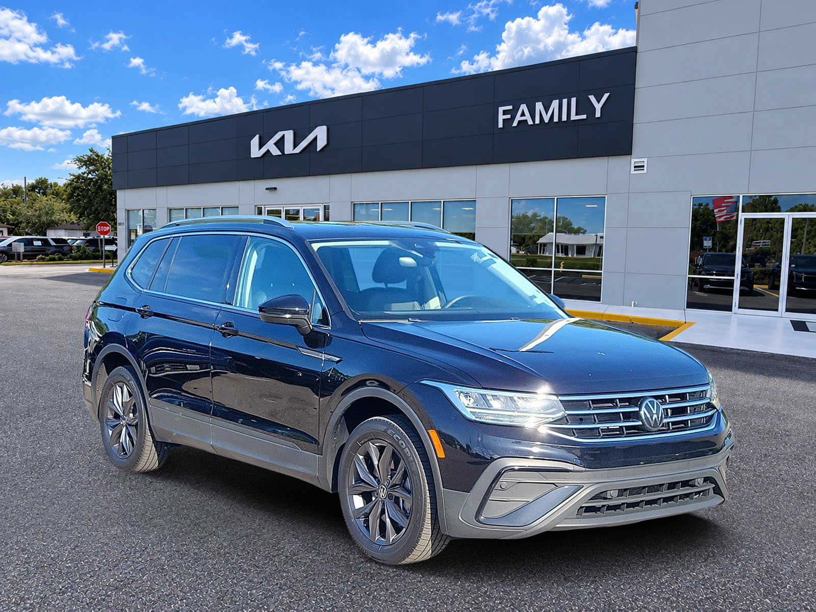 Used 2023 Volkswagen Tiguan SE w/ Panoramic Sunroof Package FWD 360° Tour