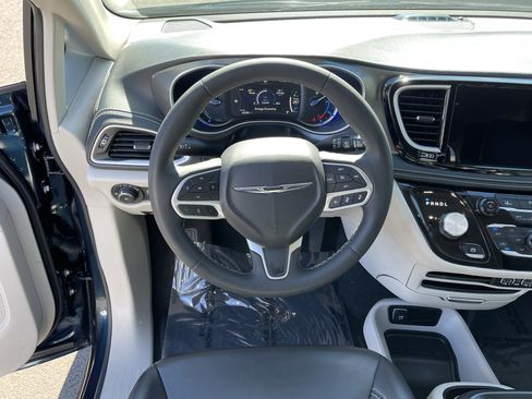 Used 2023 Chrysler Pacifica Touring-L FWD image 13