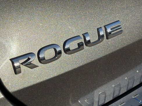 Used 2017 Nissan Rogue SV image 10