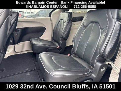 Used 2020 Chrysler Pacifica Limited w/ Tire & Wheel Group FWD image 11