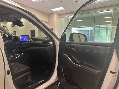 Certified 2025 Toyota Highlander Platinum image 29