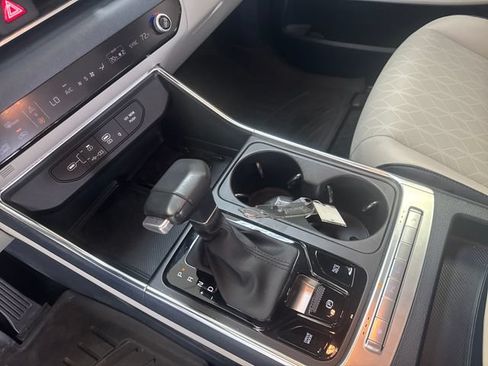 Used 2025 Kia Carnival EX FWD image 25