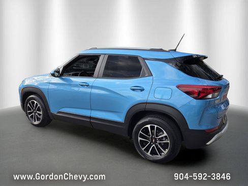 Used 2025 Chevrolet TrailBlazer LT w/ LT Cold Weather Package FWD image 3