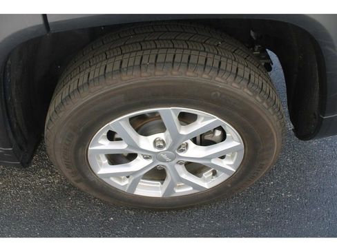 Used 2023 Jeep Grand Cherokee L Limited AWD/4WD image 9