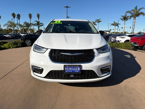 Used 2024 Chrysler Pacifica Touring-L image 2