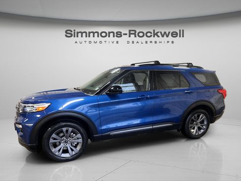 Used 2022 Ford Explorer XLT w/ Equipment Group 202A image 8