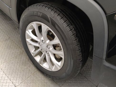 Used 2019 Jeep Cherokee Latitude w/ Popular Appearance Group FWD image 31