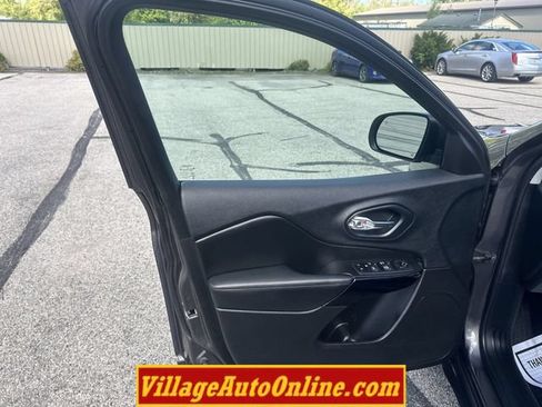 Used 2019 Jeep Cherokee Latitude Plus AWD/4WD image 9
