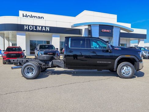 New 2026 GMC Sierra 3500 SLE image 2