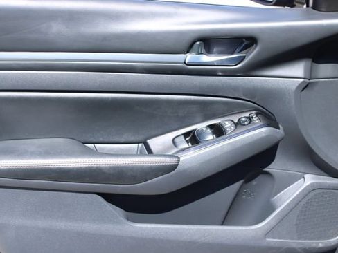 Used 2024 Nissan Altima 2.5 SR FWD image 11