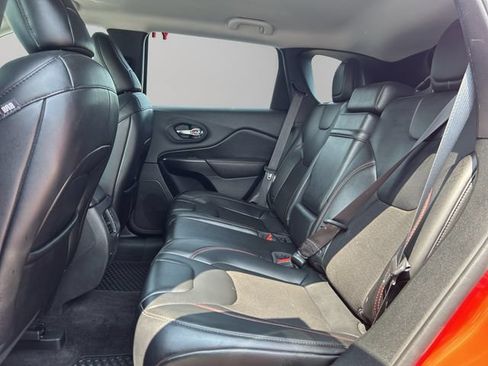 Used 2019 Jeep Cherokee Trailhawk w/ Comfort & Convenience Group AWD/4WD image 18