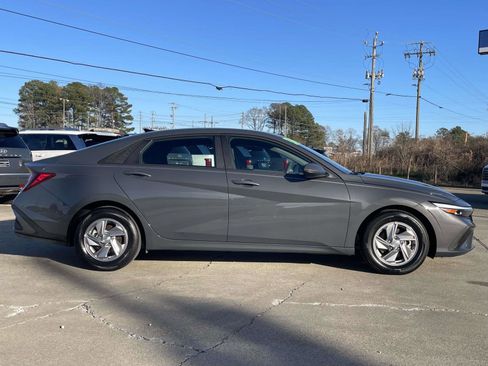 Certified 2025 Hyundai Elantra SE image 2