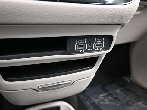 Used 2023 Chrysler Pacifica Touring-L FWD image 27