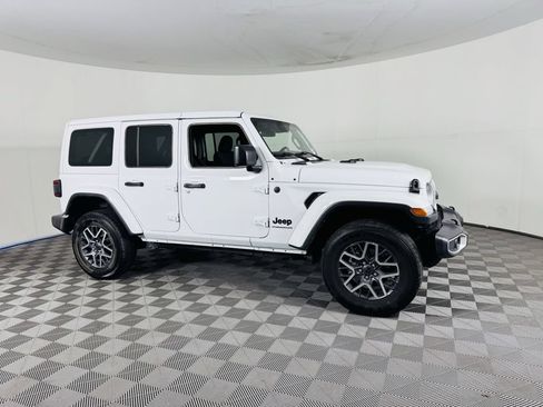Used 2025 Jeep Wrangler Unlimited Sahara AWD/4WD image 2