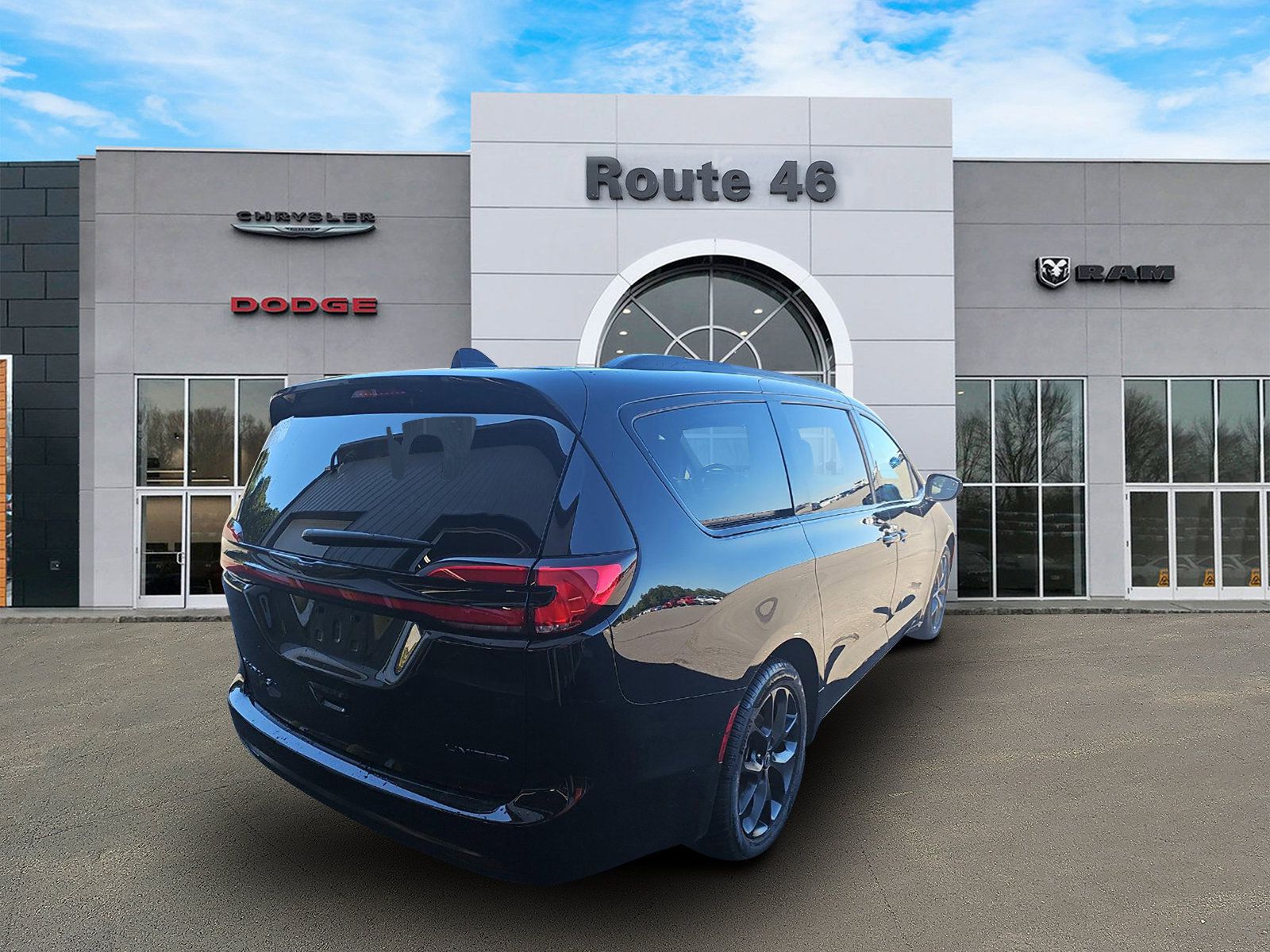 Used 2025 Chrysler Pacifica Limited FWD image 2