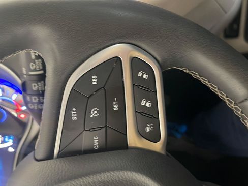 Used 2023 Chrysler Pacifica Touring-L FWD image 22