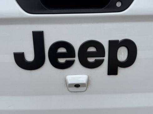 Certified 2025 Jeep Gladiator Sport AWD/4WD image 18