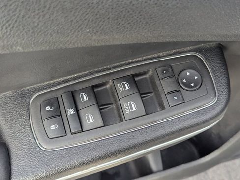 Used 2022 Chrysler 300 Touring w/ Sport Appearance Package image 26