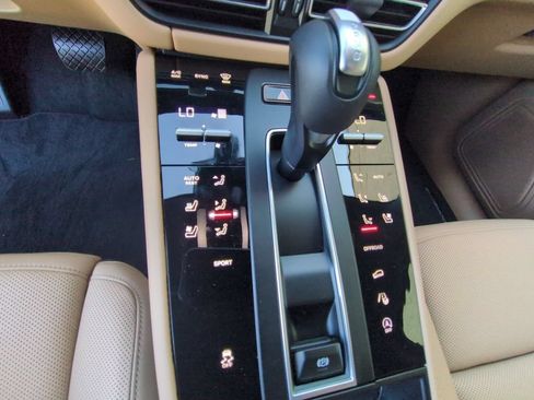 Used 2026 Porsche Macan AWD/4WD image 16