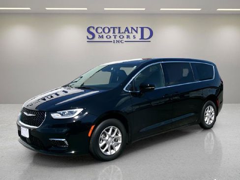 Used 2025 Chrysler Pacifica Select FWD image 2
