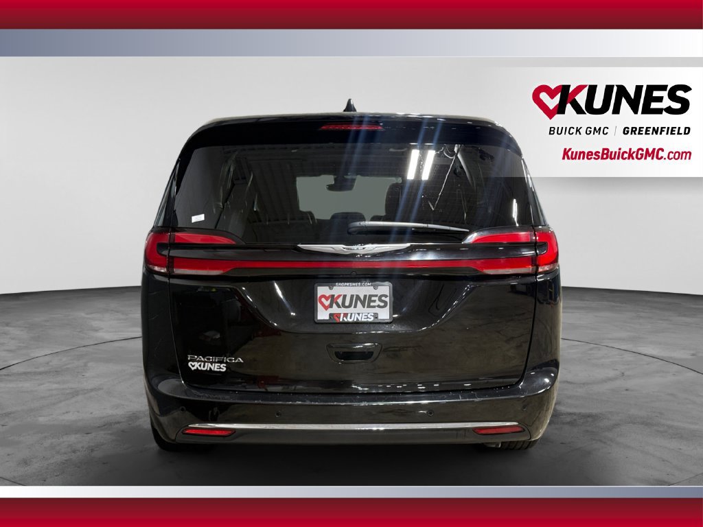 Used 2025 Chrysler Pacifica Select FWD image 9