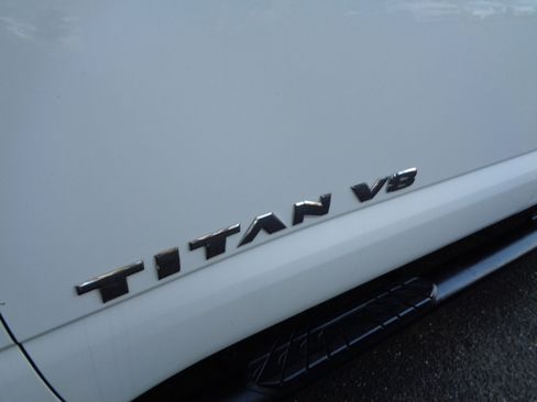 Used 2018 Nissan Titan SV w/ SV Convenience Package image 11