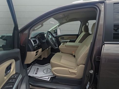 Used 2019 Nissan Titan SV AWD/4WD image 11