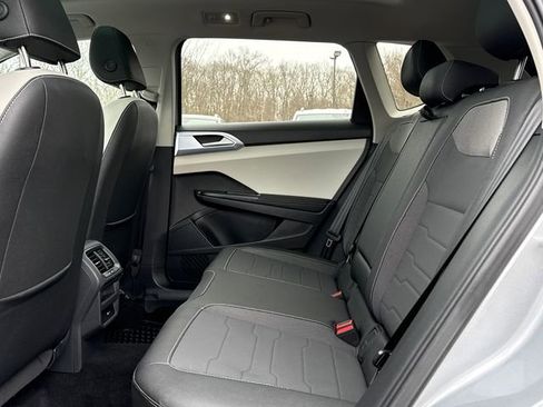 Certified 2025 Volkswagen Taos SE w/ Panoramic Sunroof Package image 25