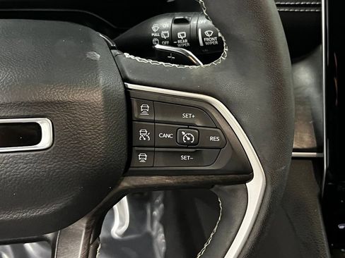 Used 2023 Jeep Grand Cherokee Limited AWD/4WD image 17