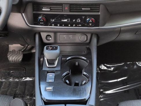 Used 2025 Nissan Rogue SV FWD image 18