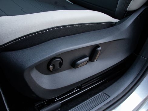New 2026 Volkswagen Taos SE FWD image 15