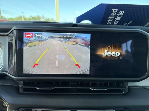 Used 2025 Jeep Wrangler Unlimited Sahara image 5