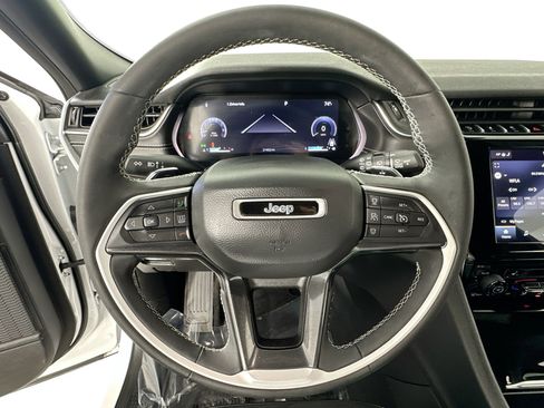 Used 2023 Jeep Grand Cherokee Altitude image 11